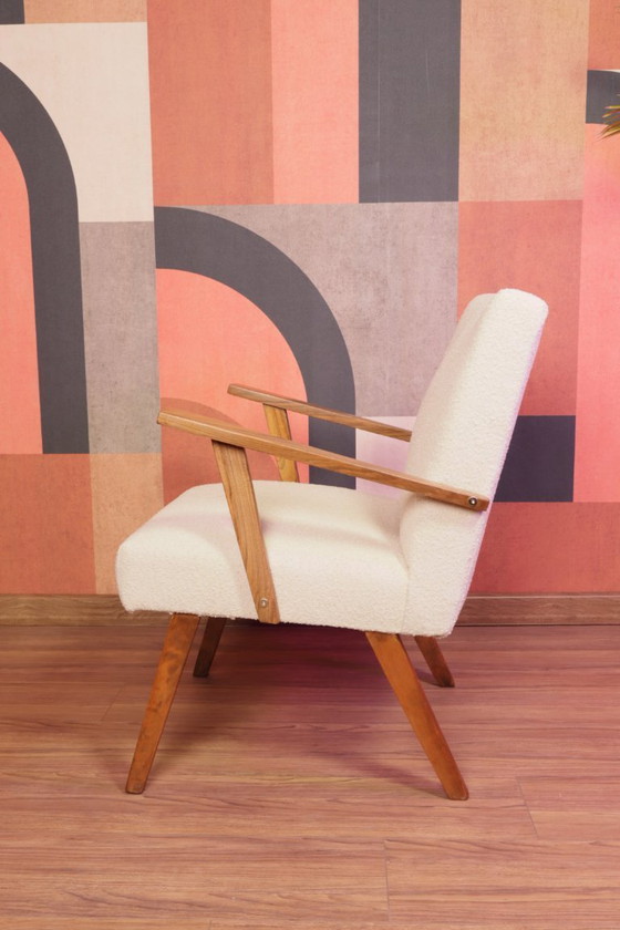 Image 1 of Poltrona vintage beige bouclé in legno di noce 1960