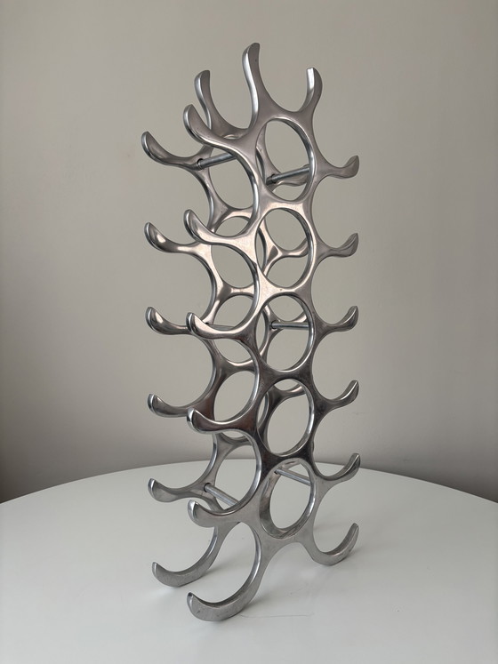 Image 1 of Botellero de aluminio de diseño con capacidad para 18 botellas.