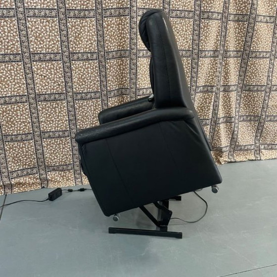 Image 1 of Sillón elevador de cuero negro