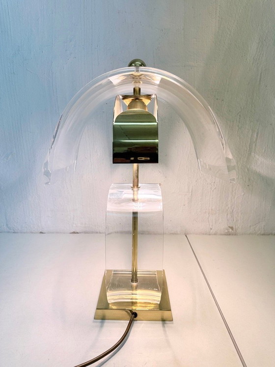 Lampe de table de style Hollywood Regency en acrylique et métal plaqué or, design années 70/80 – Plexiglass (photo 6 of 15)