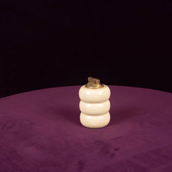 Briquet de table Tommaso Barbi en céramique mouchetée crème et laiton 1970 – Objets déco, Ceramic, Brass (photo 6 of 15)