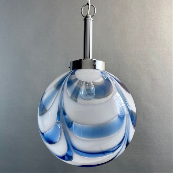 Image 1 of Lampada a sospensione in vetro soffiato di Murano in blu e bianco, design Space Age anni '70.