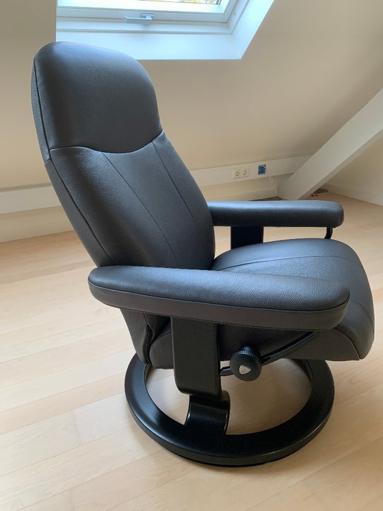 Image 1 of Due poltrone girevoli Stressless con pouf