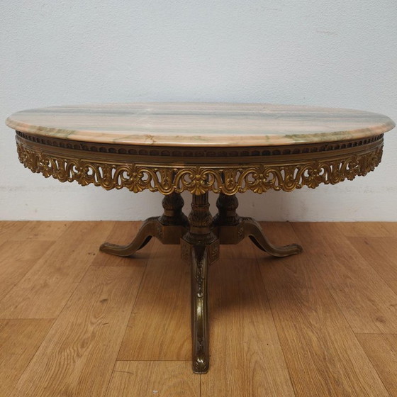 Table basse ronde de style Régence avec plateau en marbre onyx. – Tables basses, Marble, Brass (photo 3 of 13)