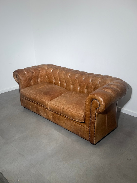 Vintage Chesterfield-bank in cognacbruin leer. – Banken (photo 3 of 7)