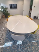 1x Konferenztisch