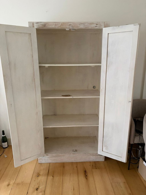 Precioso armario marroquí hecho de madera de mango.