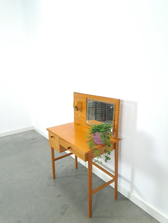 Image 1 of Tavolo da trucco con specchio e lampada dalla Svezia