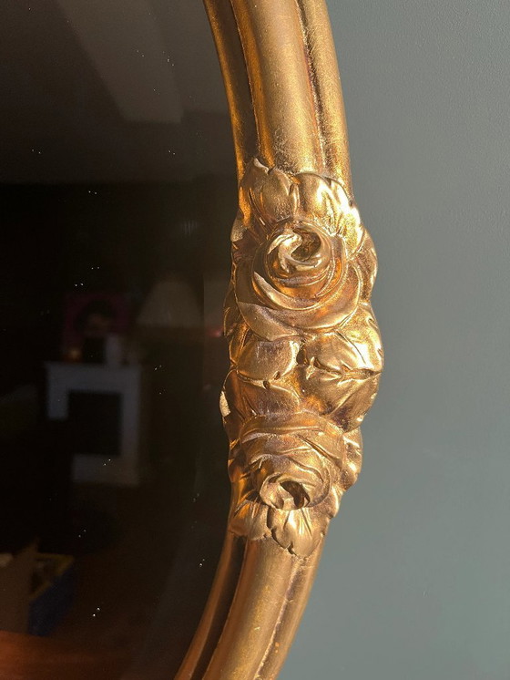 Image 1 of Specchio ovale Art Nouveau / Art Déco con vetro smussato. Originale d'epoca con cornice dorata e decorazione a rose.