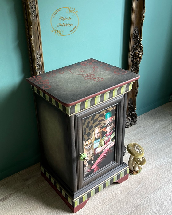 Image 1 of Nachttisch dunkel Alice im Wunderland