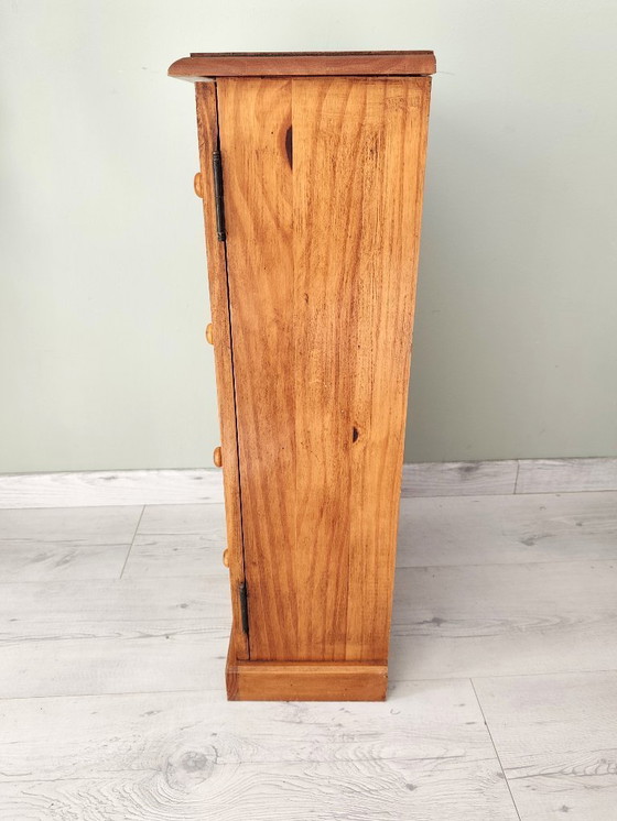 Image 1 of Pequeño mueble de madera estilo armario con cajones falsos