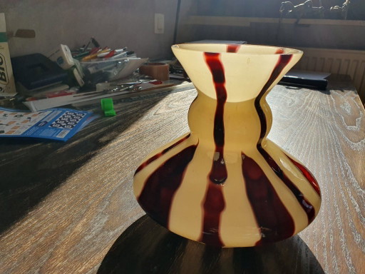 Böhmische Art-Deco-Vase aus opalweißem und rubinrotem Glas, ca. 1925–1935 – glaskunst