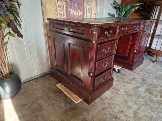 Image 1 of Scrivania classica inglese, scrittoio, scrivania con inserto in pelle, dimensioni: 150x75 e altezza 78 cm.