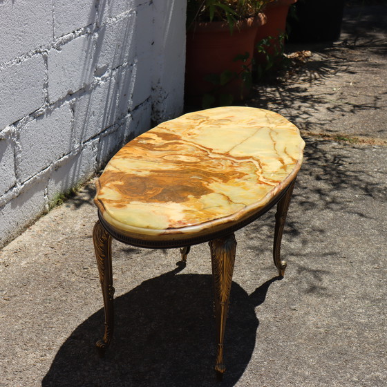 Image 1 of Table basse ovale française en marbre d'onyx et laiton - Table de salon - Table de cocktail - Style Louis XV- 70s