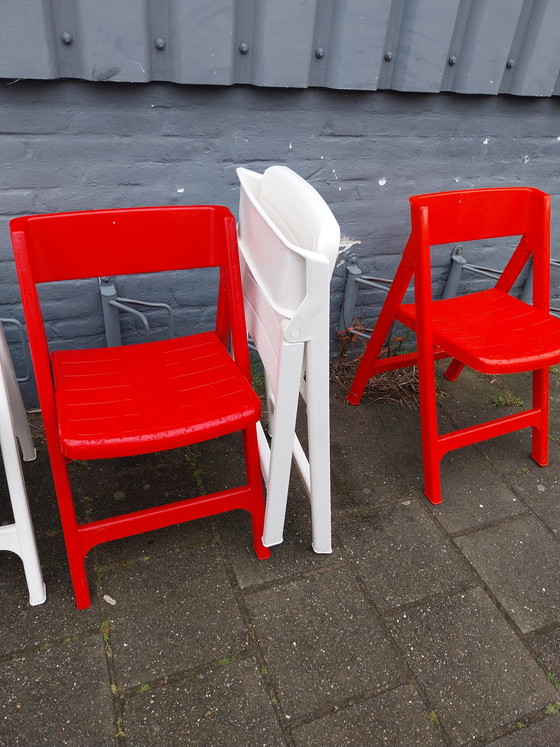 Image 1 of Juego de 5 sillas plegables de plástico Flair Pizzicato en rojo y blanco. Años 70.