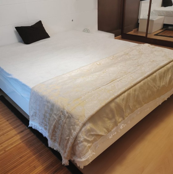 Image 1 of Copriletto o plaid in seta color champagne antico