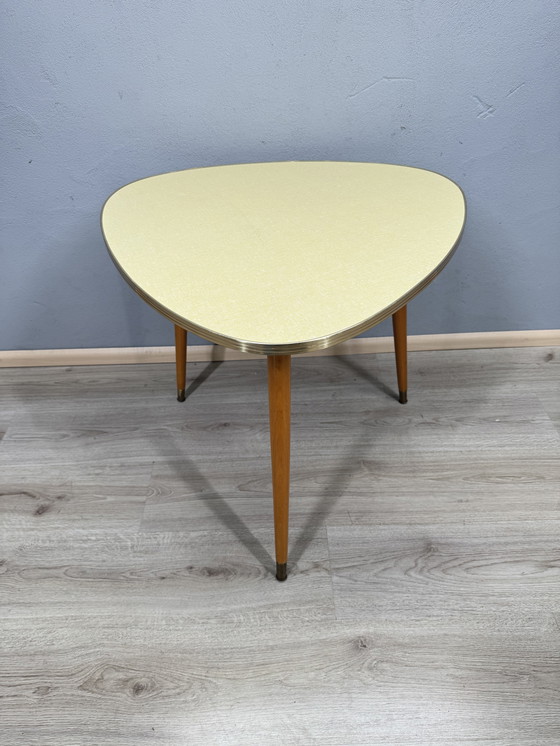 Image 1 of Tavolino vintage – piano in formica – treppiede – stile anni '50