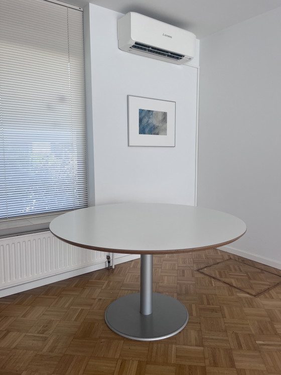 Image 1 of Metaform Orfis ronde tafel met metalen onderstel