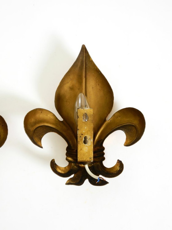 Image 1 of Una coppia di grandi lampade da parete a forma di giglio in metallo dorato degli anni '70, disegnate da Hans Kögl.