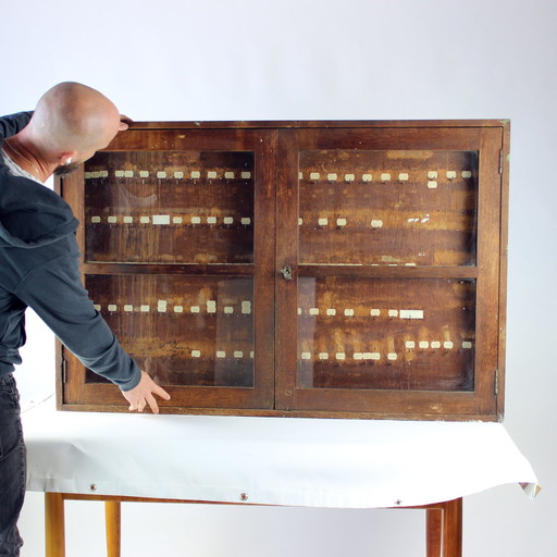 Grote vintage fabriekskast met glas aan de muur, Tsjecho-Slowakije, jaren 1920