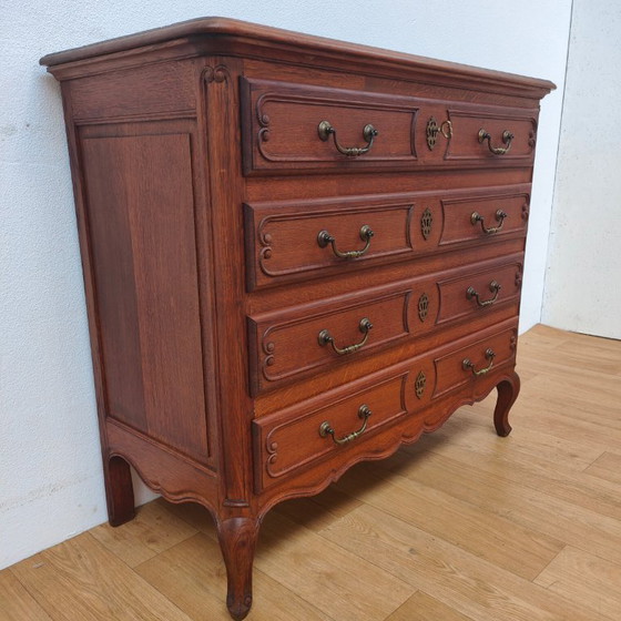 Image 1 of Cassettiera/comò vintage in legno rustico, stile Queen Anne