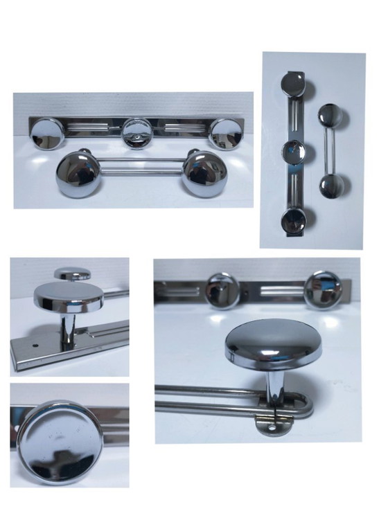 Image 1 of twee vintage verchroomde metalen jashaken