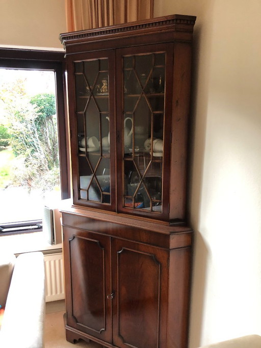 Antica credenza angolare in noce