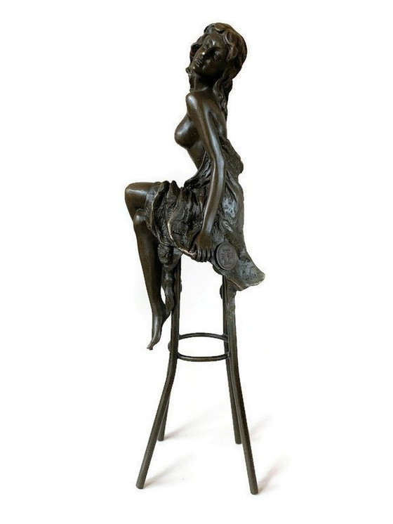 Image 1 of Statue en bronze Femme demi-nue sur tabouret