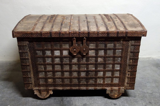 Image 1 of Antike Hochzeitstruhe aus Holz und Eisen, Indien, 19. Jahrhundert
