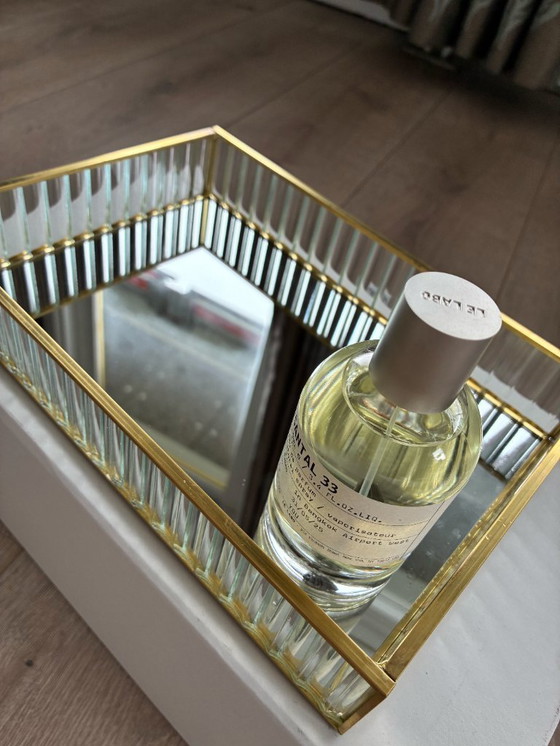 Image 1 of Middelgrote spiegel tray met gouden rand en glazen zijkanten / mirror tray with glass sides