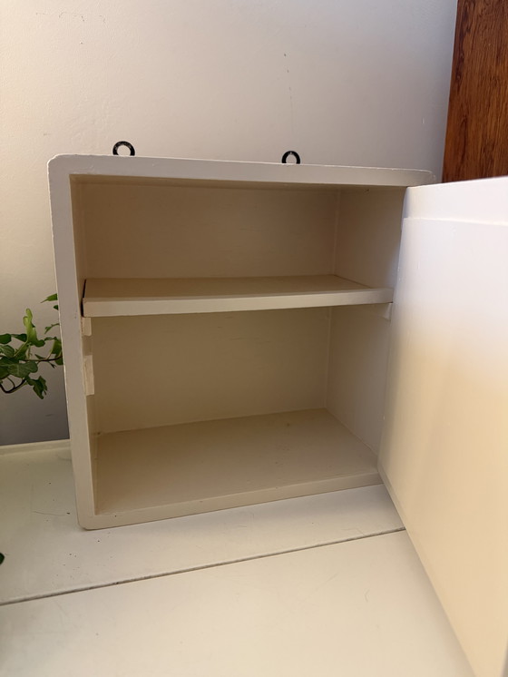 Image 1 of Vintage wandkastje crème met spiegel