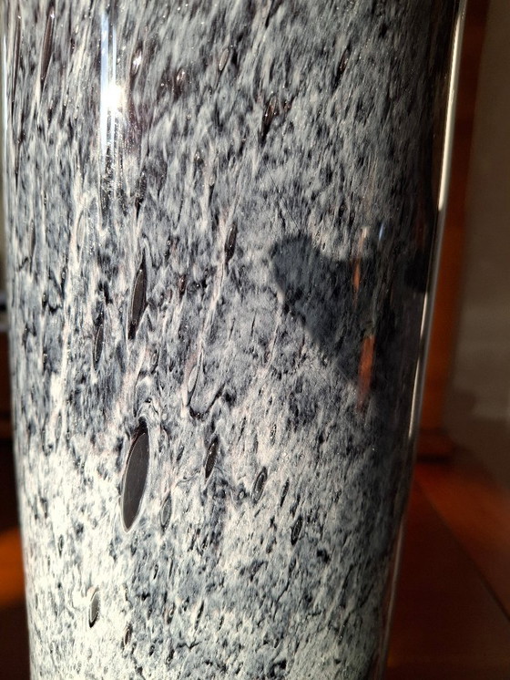 Image 1 of Grote rolvaas van geblazen glas met gespikkelde grijs/paarse camaieu-decoratie