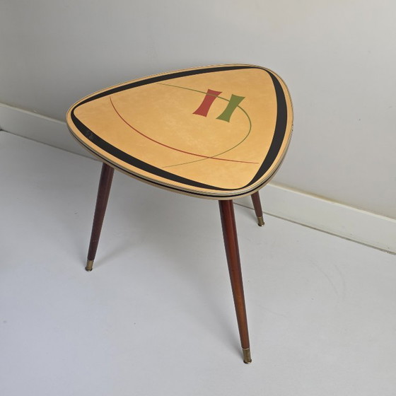 Image 1 of Vintage coffee table. Triangular, three-legged "kidney table". Top with funky retro pattern. 1950 / 1960. Mid-century