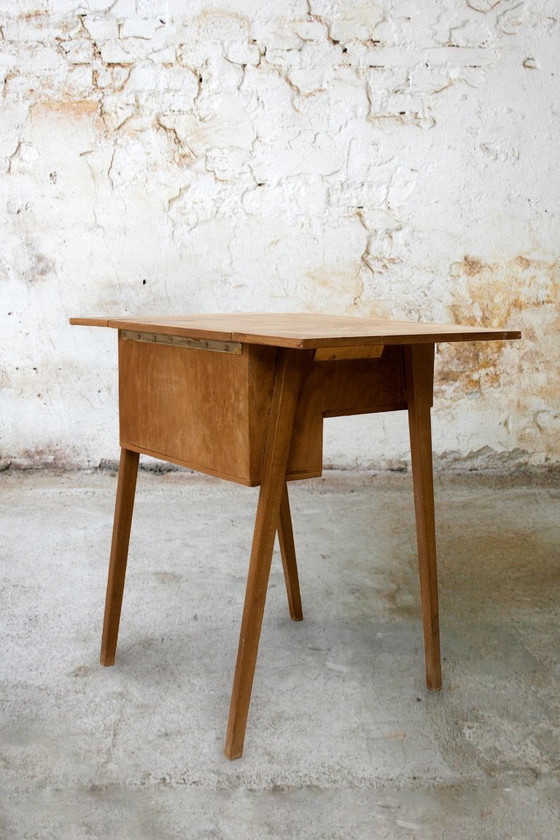 Toeletta vintage in legno con rivestimento in velluto rosso – Tolette (photo 5 of 8)