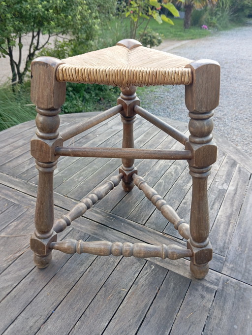 Dreibeiniger Hocker aus geschnitztem Massivholz, Sitzfläche aus Stroh, Neo-Baskischer Stil, Frankreich