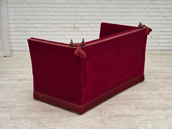 Image 1 of Canapé danois 2 places à accoudoirs rabattables « espagnol » des années 1970, revêtement en velours rouge.