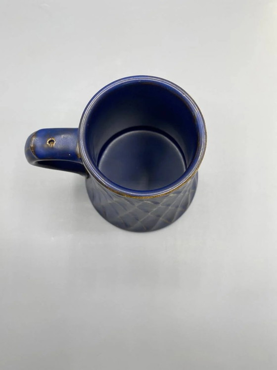 Boccale in ceramica blu cobalto con decorazione a rombi in rilievo, Blümlein Tettnang, Germania – Stoviglie (photo 4 of 6)