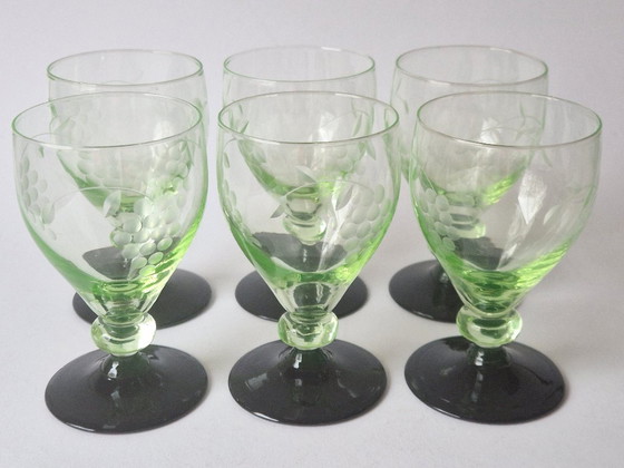 Image 1 of 6 copas de vino danesas hechas de vidrio de uranio