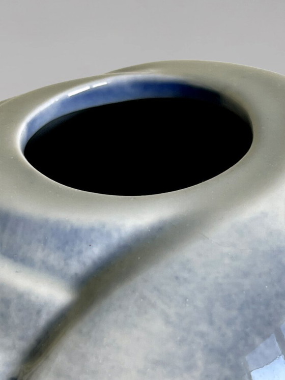 Image 1 of Virebent vaas van blauw verlopend porselein met landschaps- en vogeldecoratie.