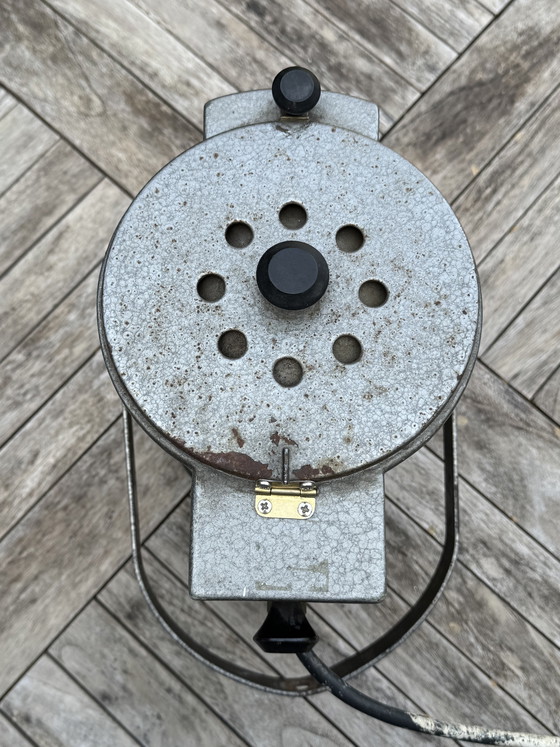 Image 1 of 💡 Lampadaire industriel chargé d'histoire | La précision suisse rencontre l'éclairage scénique néerlandais