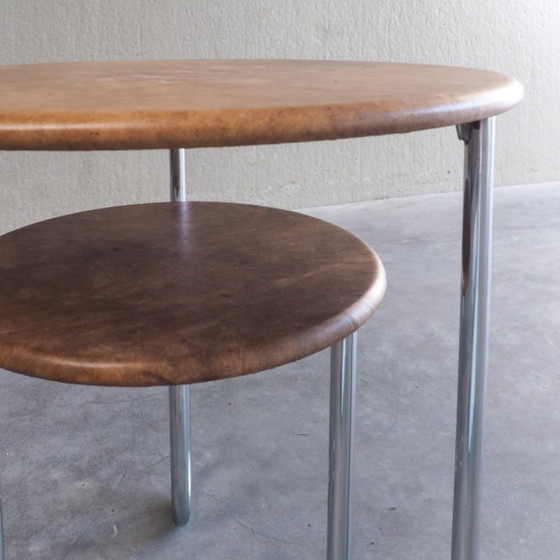 Bauhaus-Beistelltisch mit zwei Ebenen – Beistelltische, Chrome, Leather (photo 14 of 15)