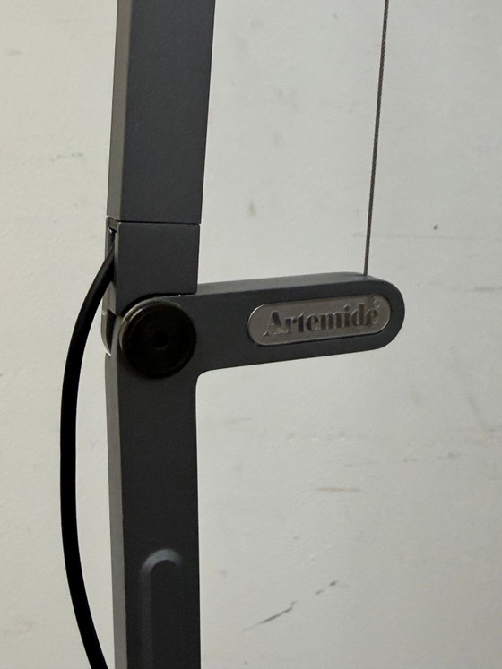 Lámpara de pie LED Artemide Demetra – Diseño de Naoto Fukasawa – Gris antracita – Altura: 140 cm (photo 2 of 3)