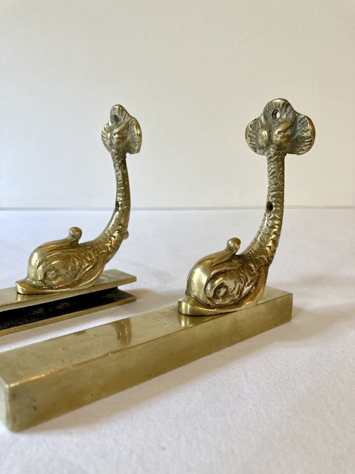 Messing muurbeugels voor een badkamerplank, circa 1950.