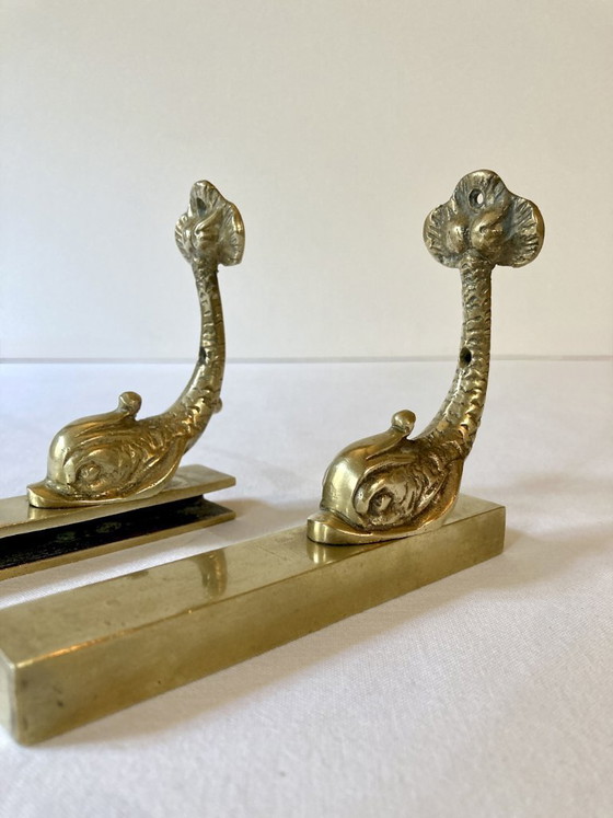 Image 1 of Messing muurbeugels voor een badkamerplank, circa 1950.