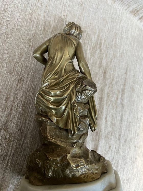 Bronzebildhauerei einer Frau mit einem Vogel, Marmor, Weiß (Foto 6 von 9)