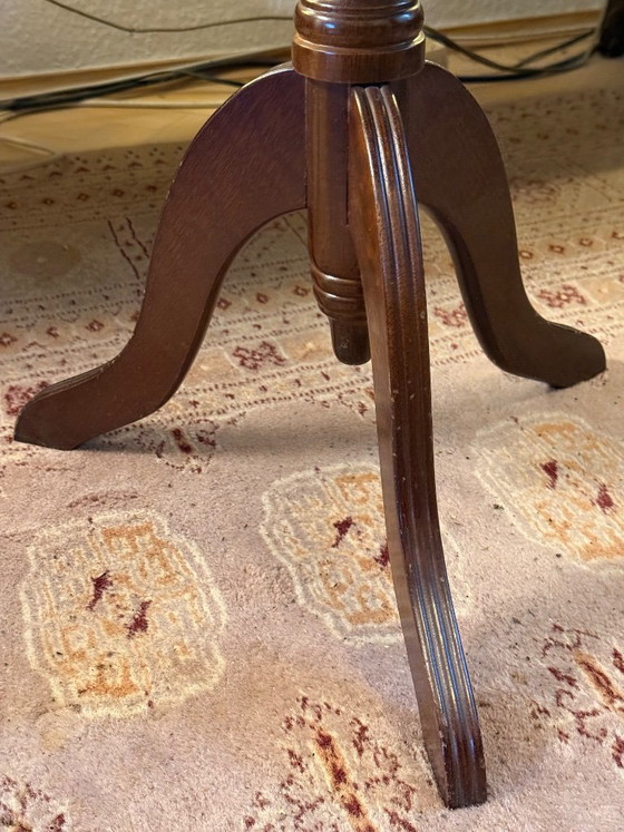 Mesa auxiliar redonda de madera con incrustaciones de cuero verde, Mesas auxiliares, Marrón, Vintage (foto 6 de 7)