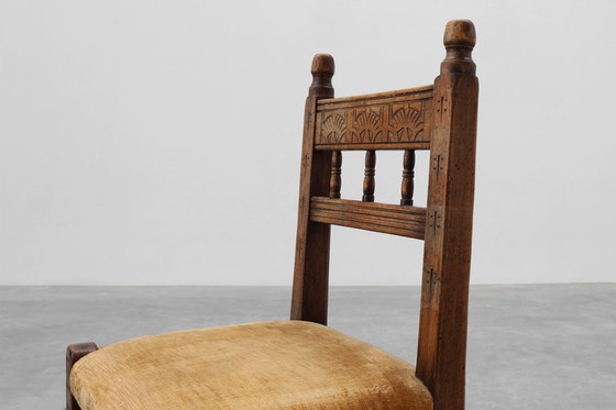 Image 1 of Sedia laterale spagnola in rovere intagliata a mano del XIX secolo con seduta in velluto