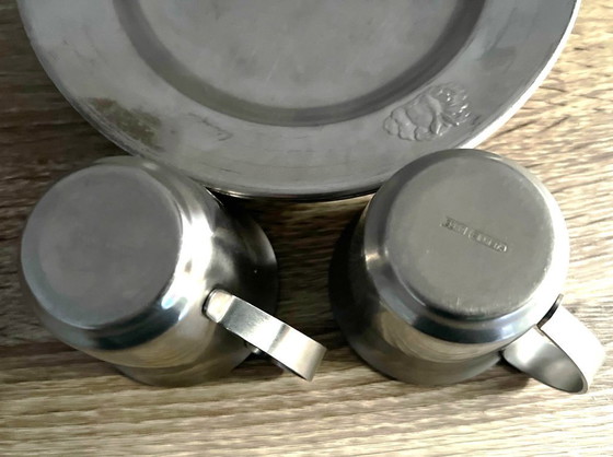 Image 1 of 2 borden en 2 verzilverde tinnen kopjes van Gero Zilmeta, versierd met konijnen.