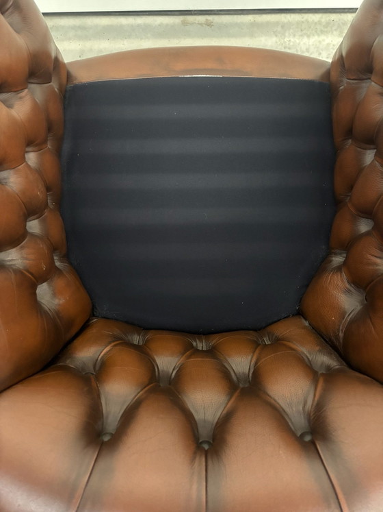 Fauteuil anglais en cuir fait main “Victoria” style Chesterfield, Métal, Marron (photo 10 sur 15)