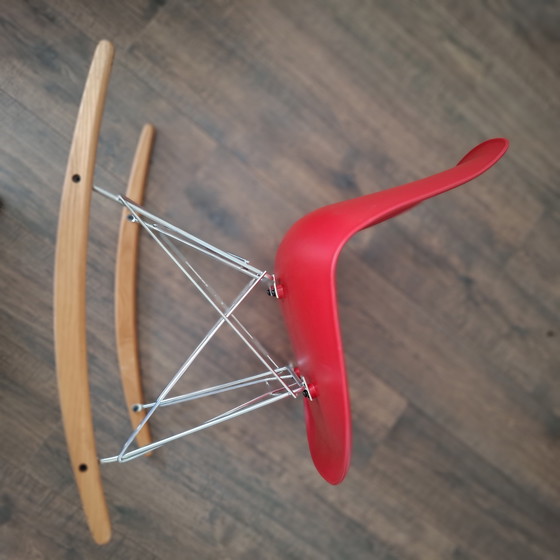 Image 1 of Le fauteuil à bascule Eames en plastique